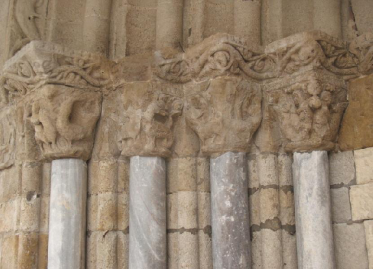 Detail sloupků a hlavic - stav po restaurování.