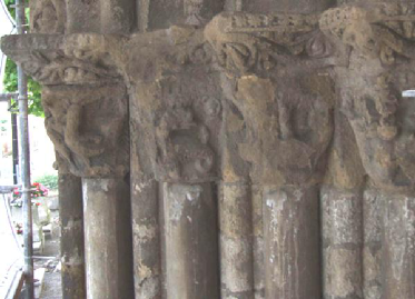 Detail sloupků a hlavic - stav před restaurováním.